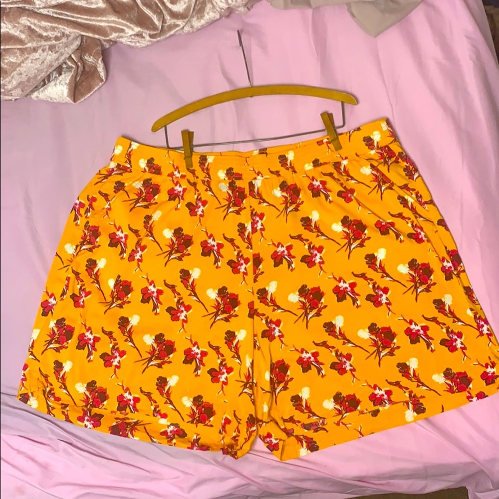 Floral high waisted shorts with pockets!